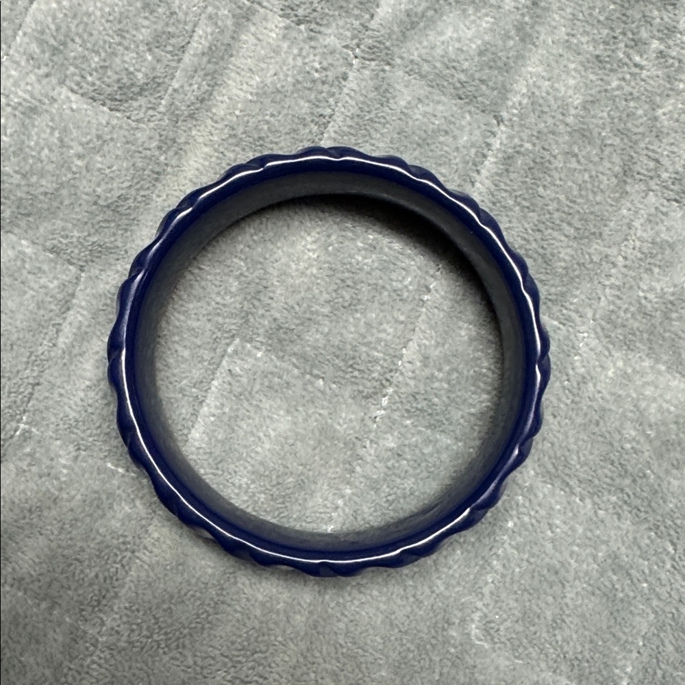 Vintage Plastic Bangle Bracelet, Navy Blue, Wrinkle, Wavy Texture, Retro, Boho - Picture 5 of 6